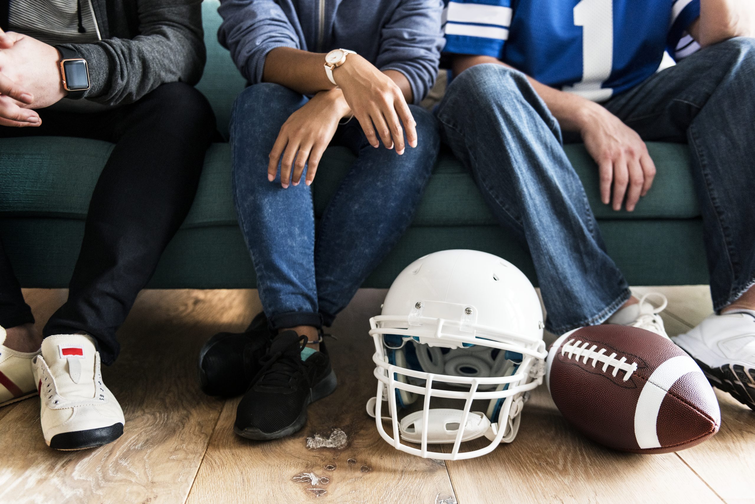 friends-cheering-superbowl-party-together